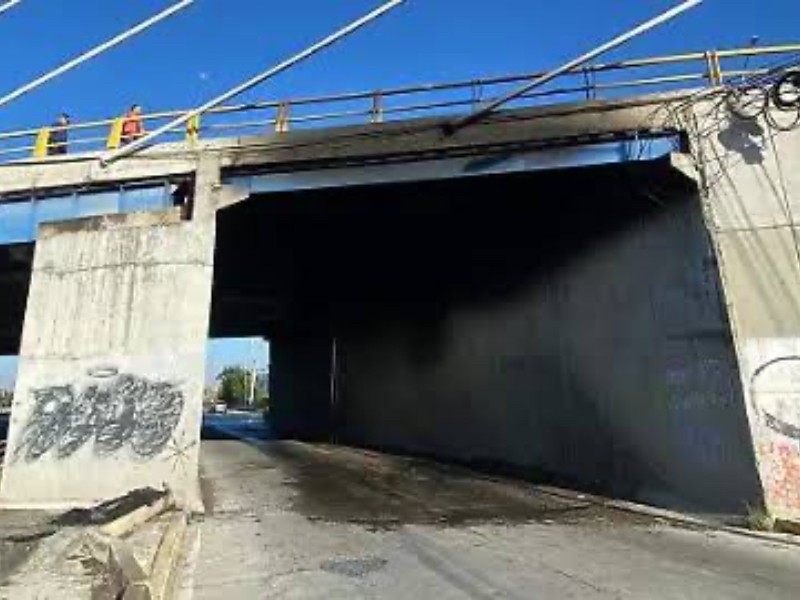 Captan a hombre lanzando piedras a autos en Xonacatepec