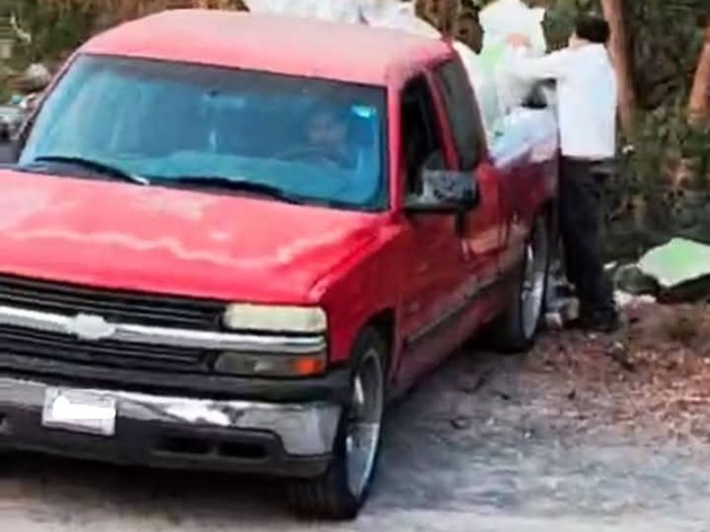 Captan a hombre tirando escombro al Río Mololoa