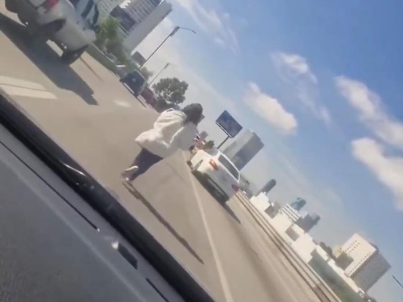Captan a mujer corriendo en el Periférico Ecológico