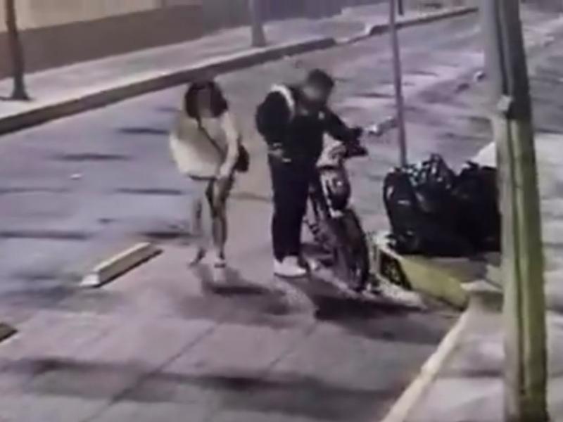 Captan a pareja robando motocicleta cerca de la presidencia de Cholula