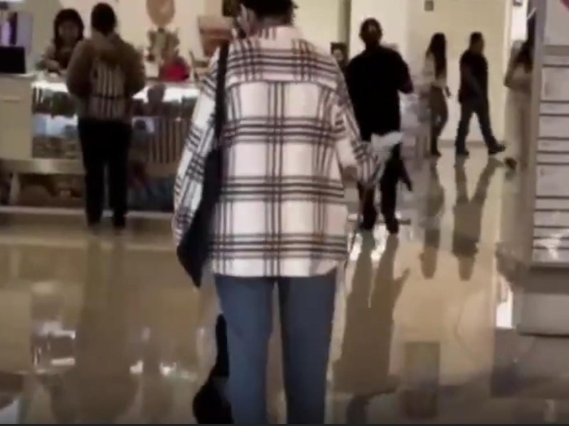 Captan a poblana paseando en plaza comercial con su pato