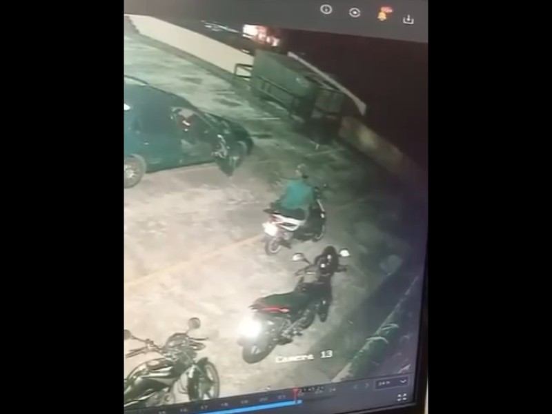 Captan a sujetos robando motocicleta en hotel de Ixtapa