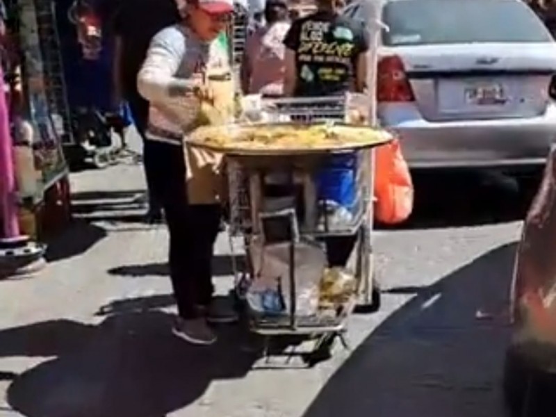 Captan comercio ambulante utilizando patrulla de aparador