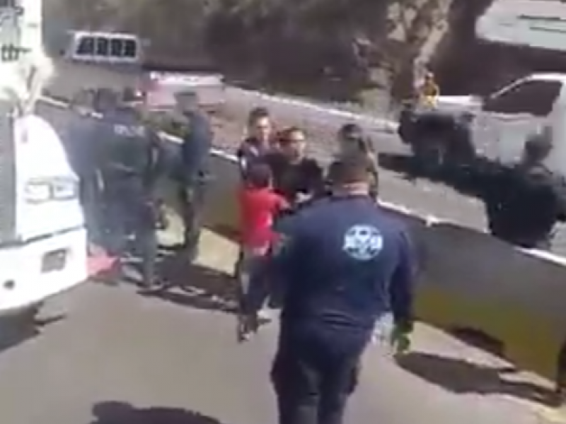 Captan como Policía Michoacán agrede a conductor y su familia