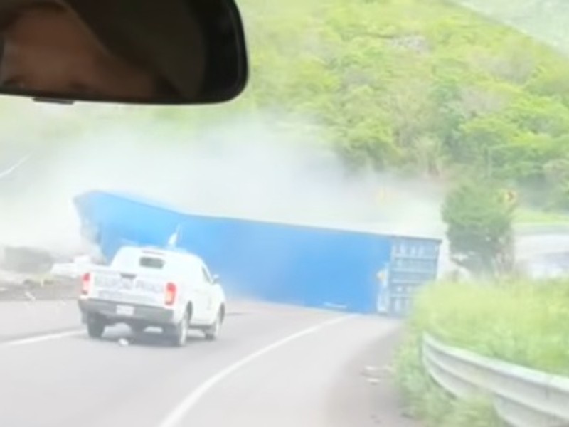 Captan imprudencia de trailero en accidente por autopista Colima-Manzanillo