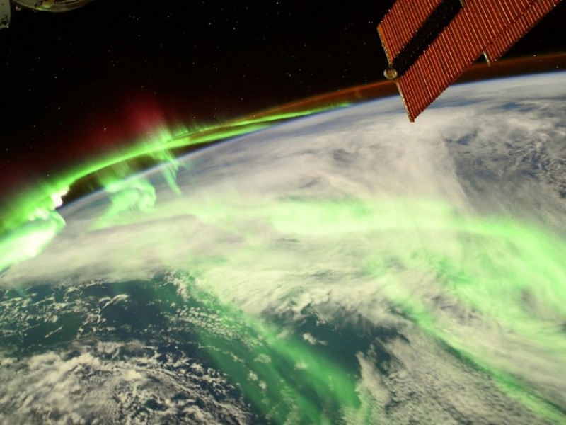 Captan sorprendente aurora polar bicolor desde el espacio