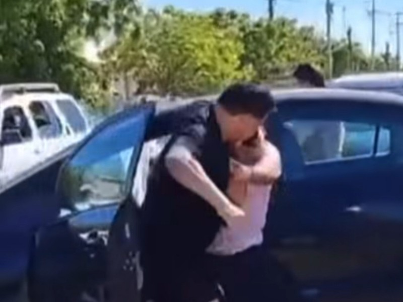 Captan una pelea entre conductores tras choque Captan una pelea entre conductores tras choque