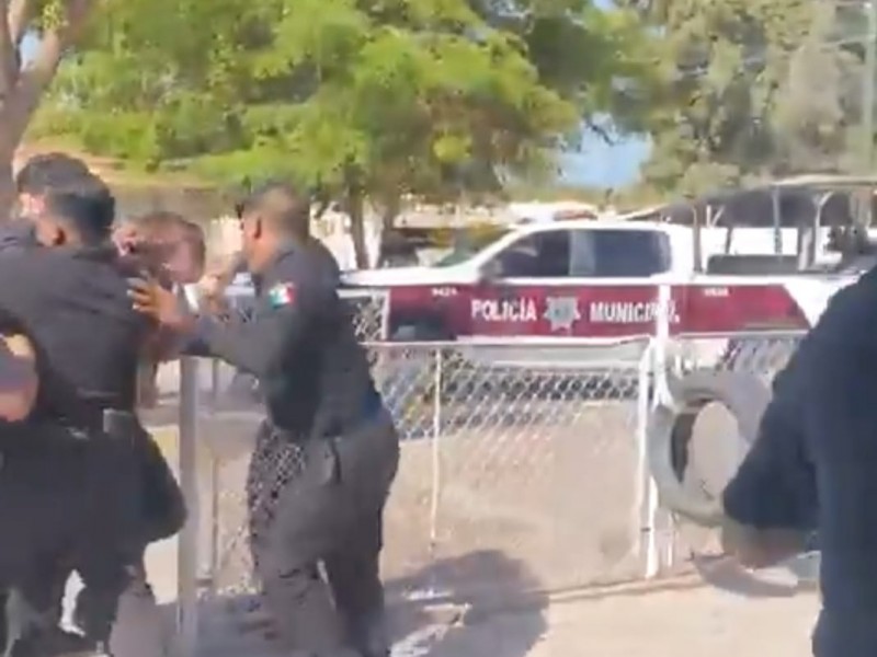 Captan vídeo en donde policías presuntamente golpean a dos hombres