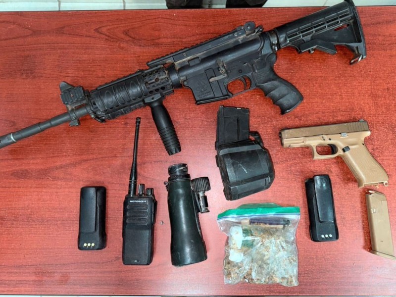 Capturan a seis personas y aseguran armas, droga y equipo de comunicación
