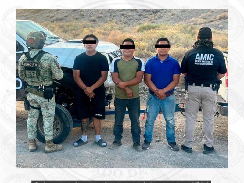 Capturan autoridades a tres sujetos que transportaban vehículo con reporte de robo