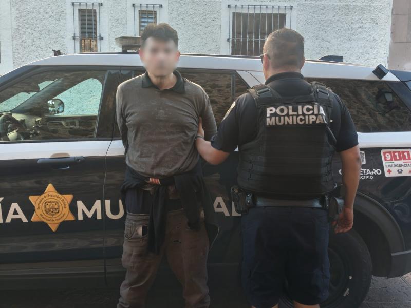 Capturan en flagrancia a sujeto por robo de vehículo en el centro de Querétaro