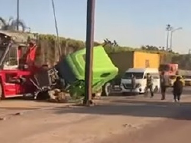 Carambola de tres vehículos en carretera Jalipa-Puerto, en Manzanillo