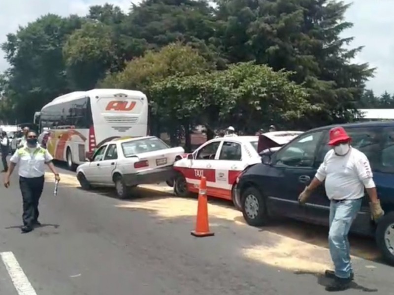 Carambola en boulevard Xalapa-Banderilla; 7 vehículos afectados