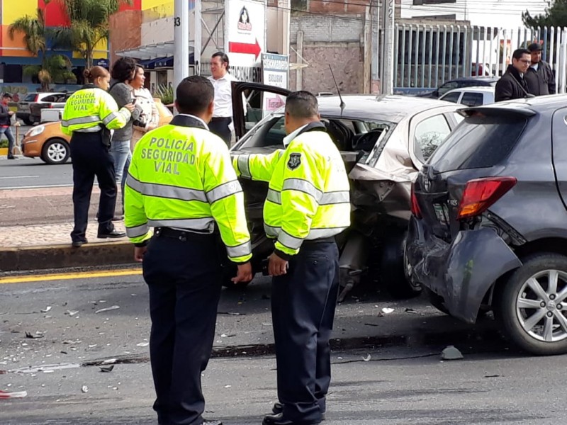 Carambola en bulevar deja solo daños materiales