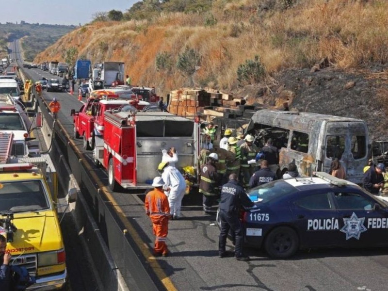 Carambola en la carretera Acapulco-Zihuatanejo deja nueve muertos