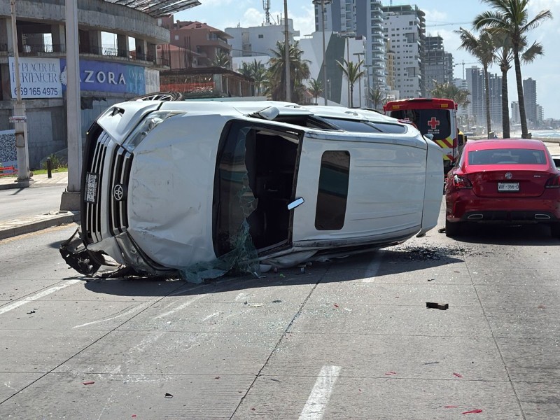 Carambola provoca volcadura en la avenida del Mar de Mazatlán