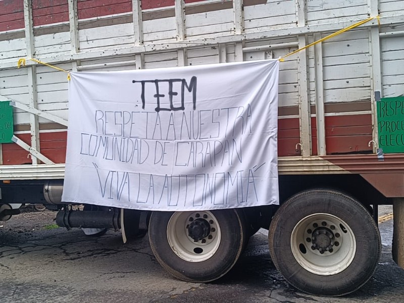 Carapan pide se respete su autonomía de gobierno con bloqueo carretero