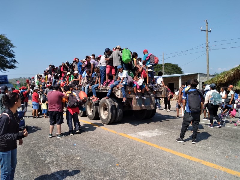 Caravana de migrantes busca avanzar a través de transporte