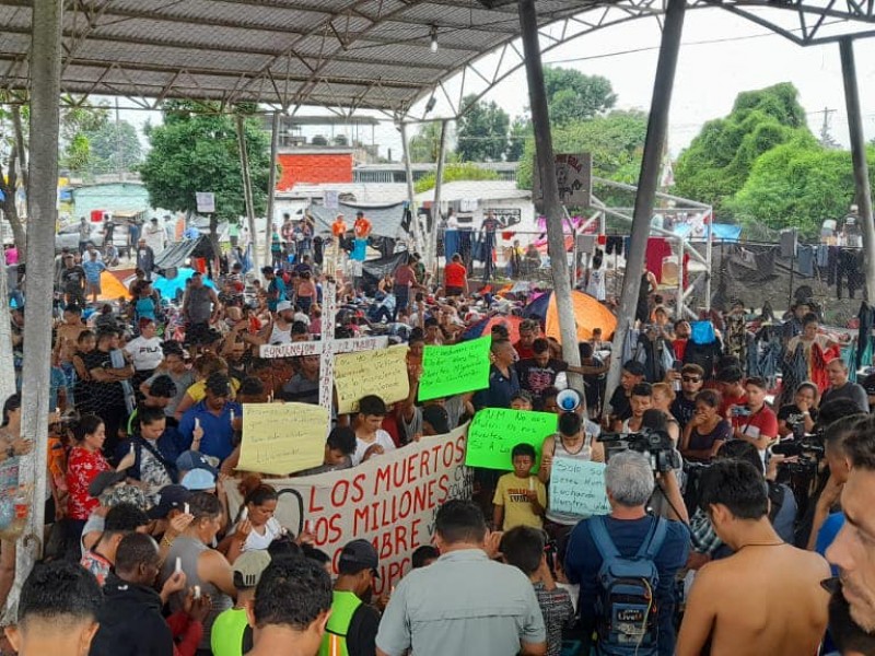 Caravana de migrantes permanece en Huixtla, Chiapas