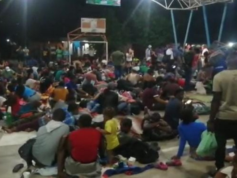Caravana de migrantes se detiene a pernoctar en Huixtla