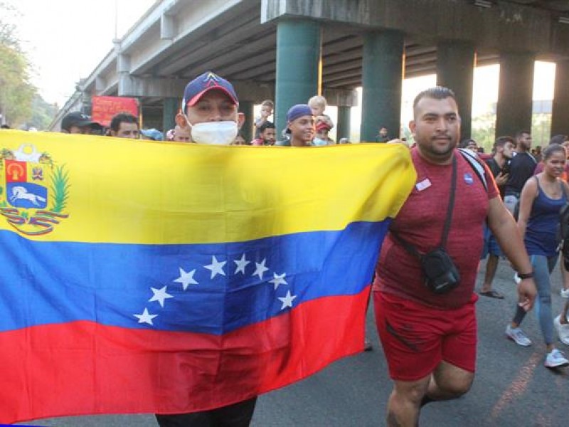 Caravana migrante acuerda regularización con autoridades mexicanas