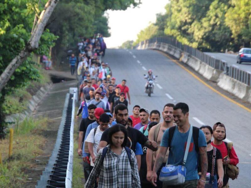 Caravana migrante deja Chiapas y avanza por Oaxaca
