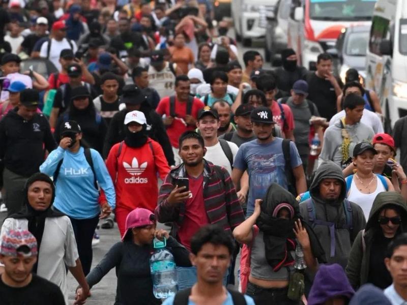 Caravana migrante llega a Huixtla luego de recorrer 40 kilómetros