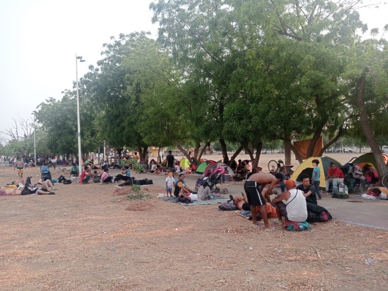 Caravana migrante llega a Salina Cruz, descansan en unidad deportiva
