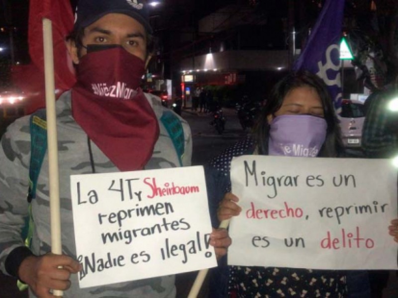 Caravana migrante protesta frente a edificio del INM en CDMX