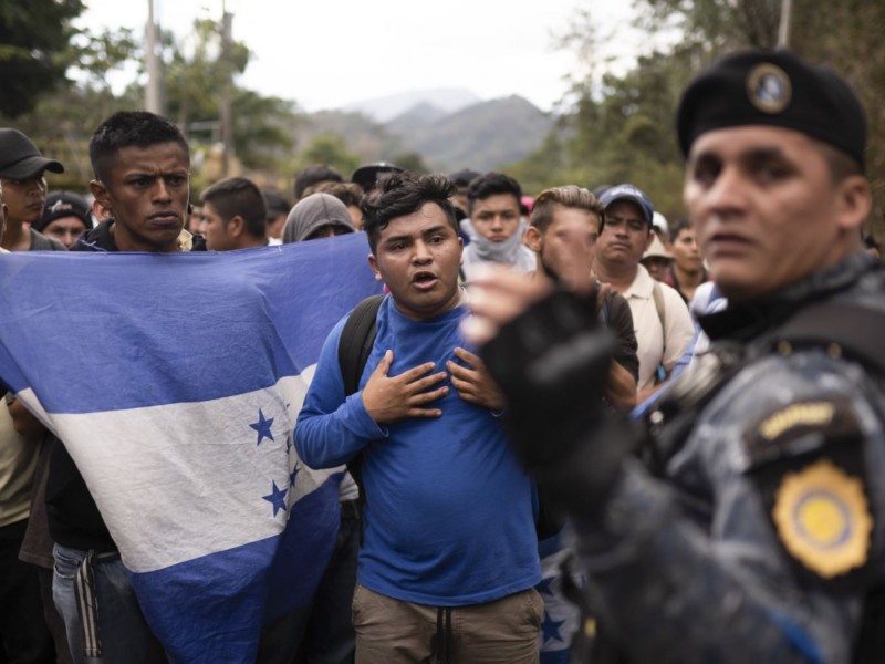 Caravana migrante rompe cerco de seguridad de Honduras a Guatemala