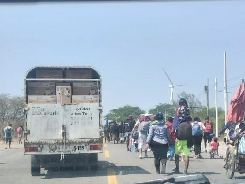 Caravana migrante se enfrenta con elementos del INM y GN