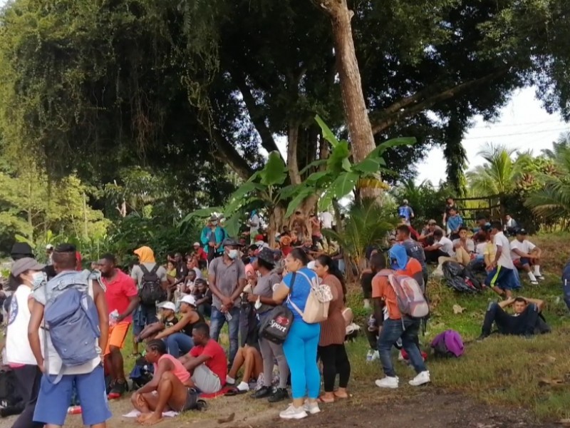 Caravana migrante transita por carretera costera