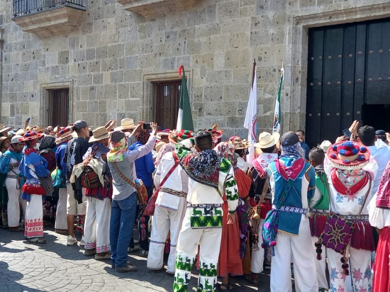 Caravana Wixarrica llega a Guadalajara y hablan con el Gobernador