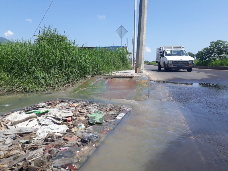 Cárcamo sin contrato resulta en derrame de drenaje