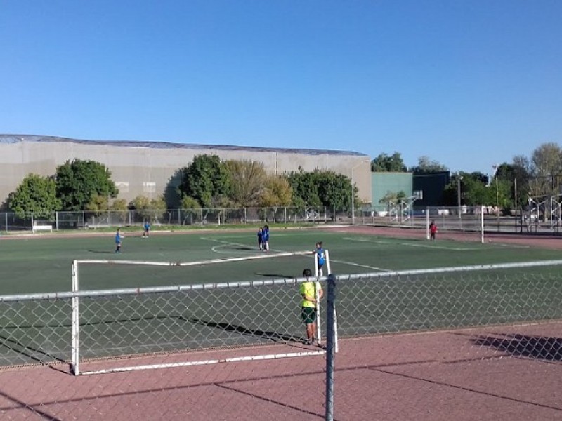 Carencias en canchas de fútbol en Unidad DeportivaGP