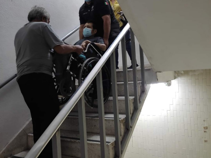 Cargan a pacientes en Issste por falta de elevador