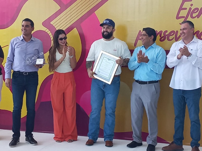 Carín León recibe reconocimiento como exalumno distinguido en secundaria