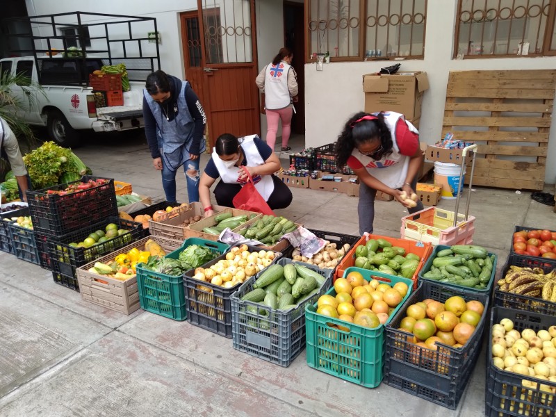 Cáritas entrega apoyos alimentarios a familias de escasos recursos