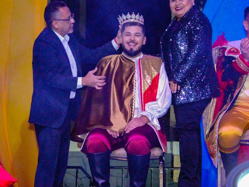 Carlos Enrique Méndez Lizárraga es coronado como Rey del Carnaval
