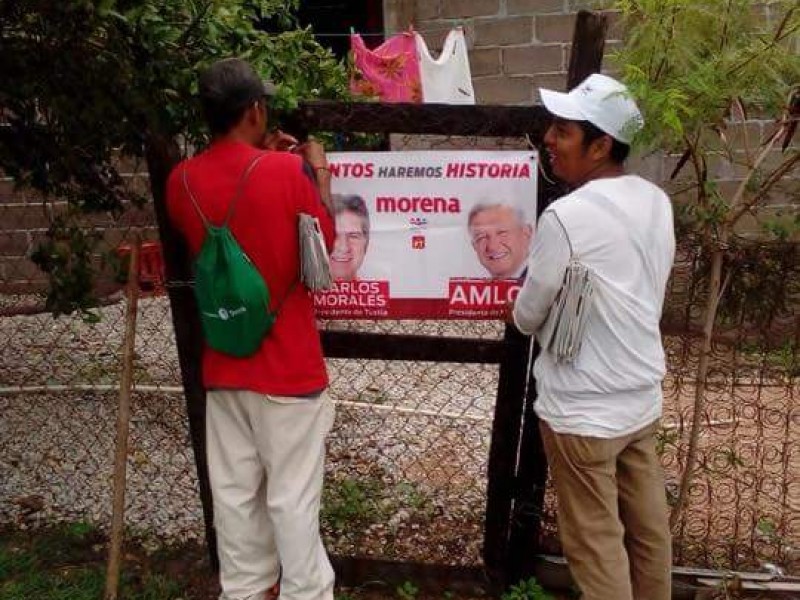 Carlos Morales lleva propuestas de casa en casa.