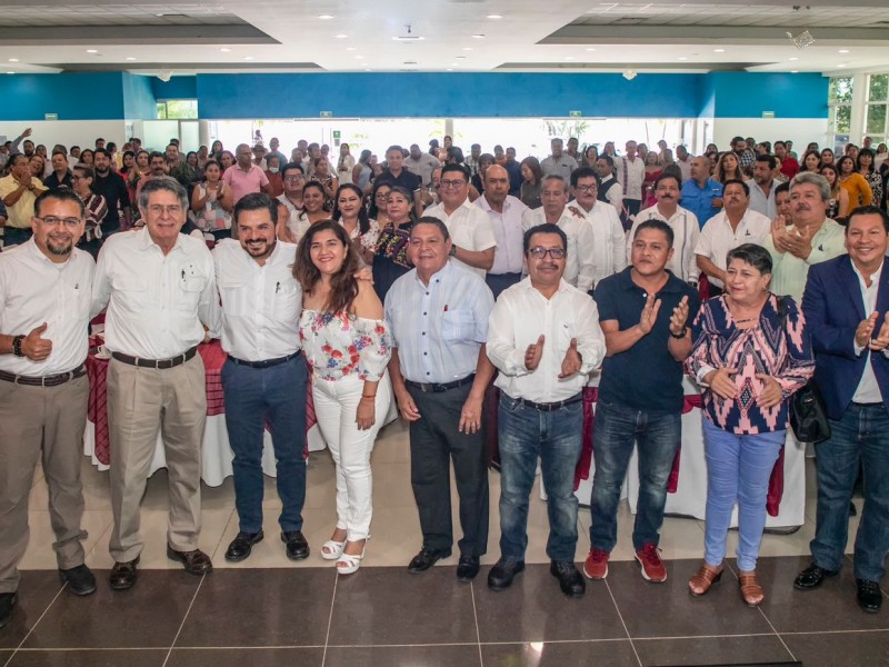 Carlos Morales y Zoé Robledo celebran dia del maestro