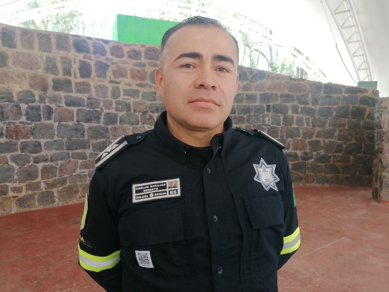 Carlos un policía que combina las armas con el baile