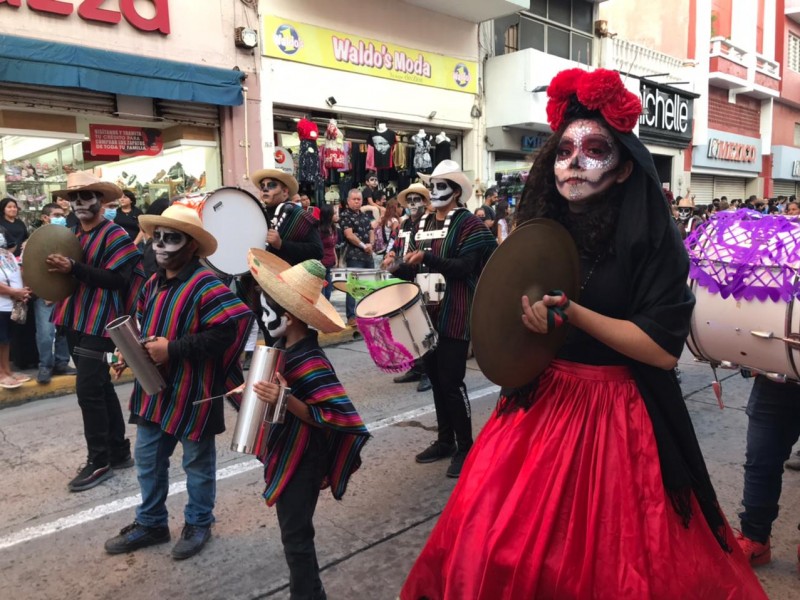 Realizan carnaval de Catrinas y Catrines en Veracruz