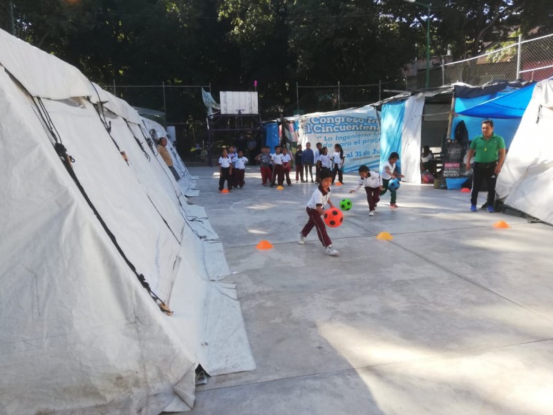 Carpas son aulas en escuela primaria