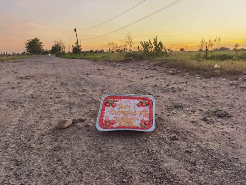 Carretera a Milpas Viejas recibe pastel por aniversario sin reparaciones