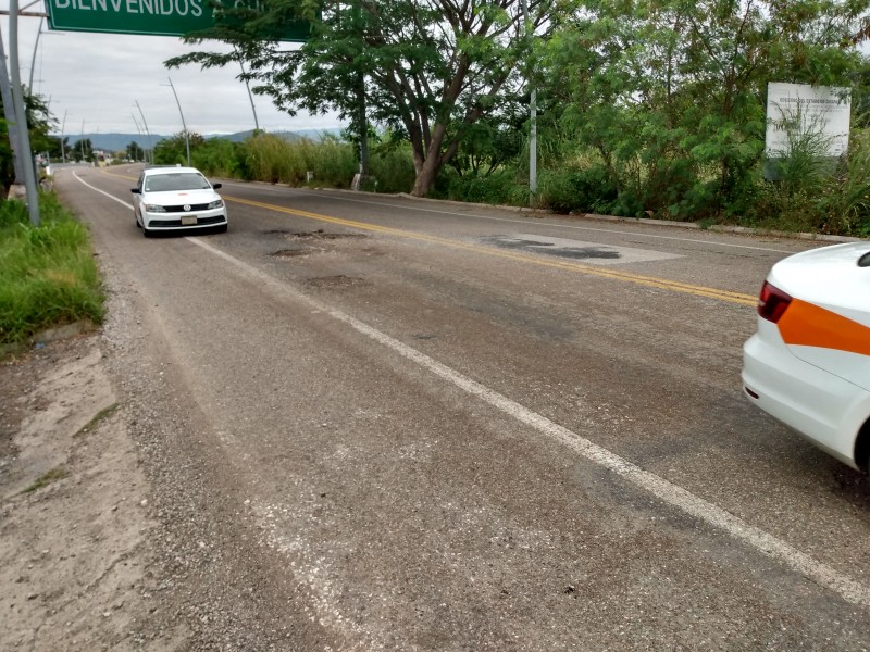 Carretera a terminal aérea en pésimas condiciones