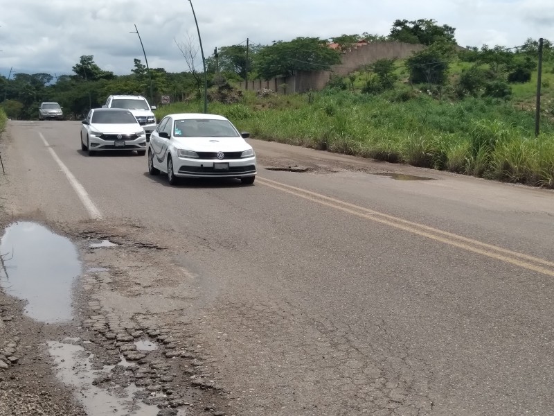 Carretera al Aeropuerto parece campo minado de tanto bache