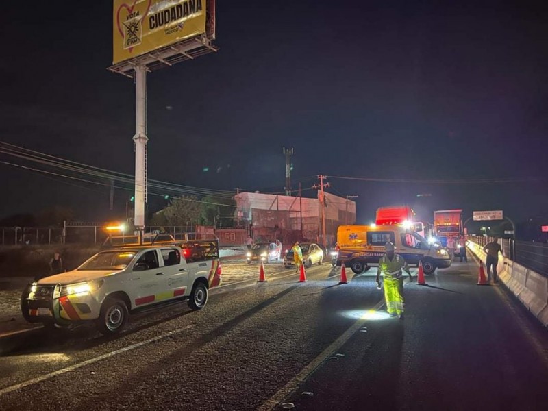 Carretera bloqueada tras choque de tráileres en libre a celaya