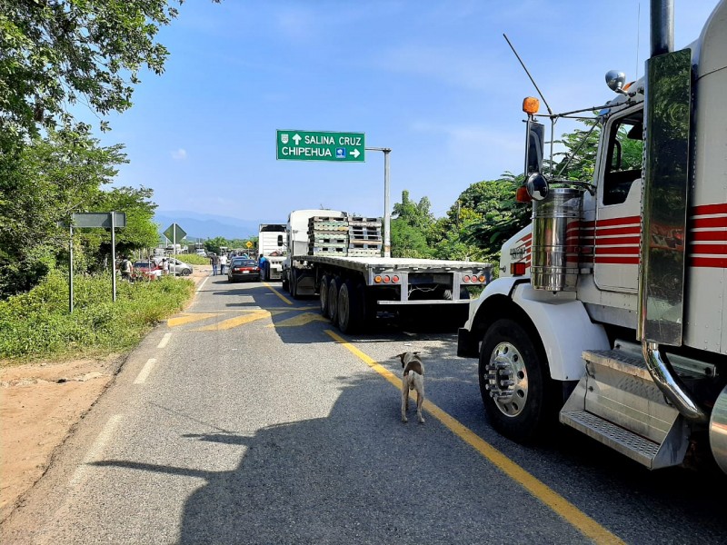 Carretera costera cumplirá 24 horas tomada, sin paso para Huatulco