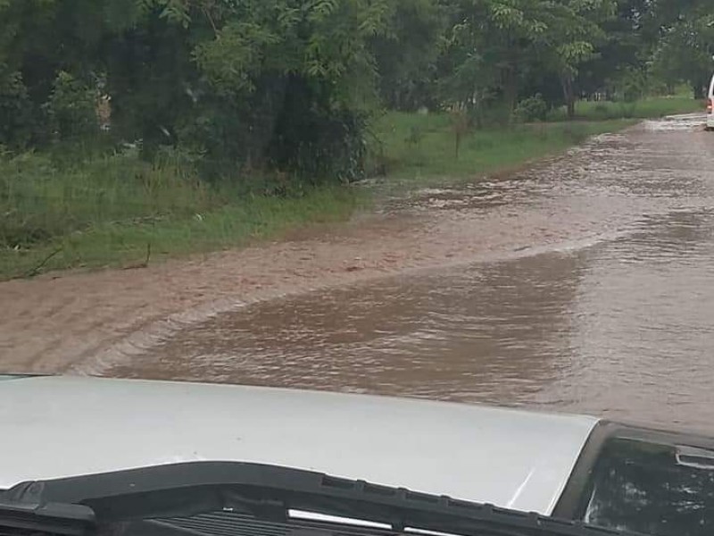 Carretera costera Las Varas-Zacualpan sufre inundaciones